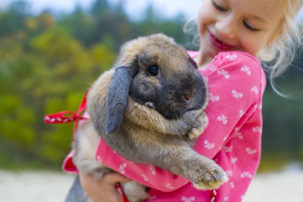 Porträt eines schönen Mädchens mit Kaninchen — Stockfoto