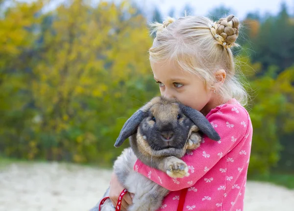 Retrato de menina bonita com coelho — Fotografia de Stock