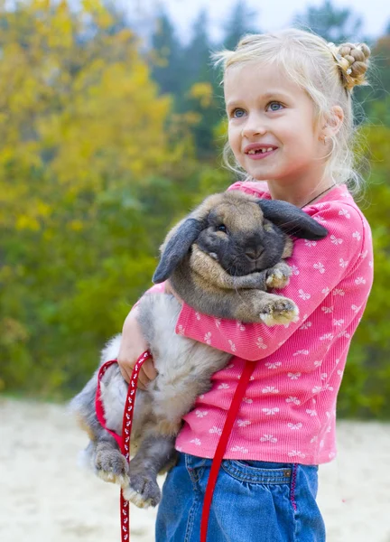 Tavşan ile güzel kız portresi — Stok fotoğraf