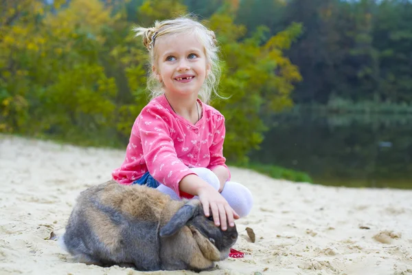 Portret van mooi meisje met konijn — Stockfoto