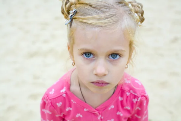 Üzgün beş yaşındaki kız portresi — Stok fotoğraf