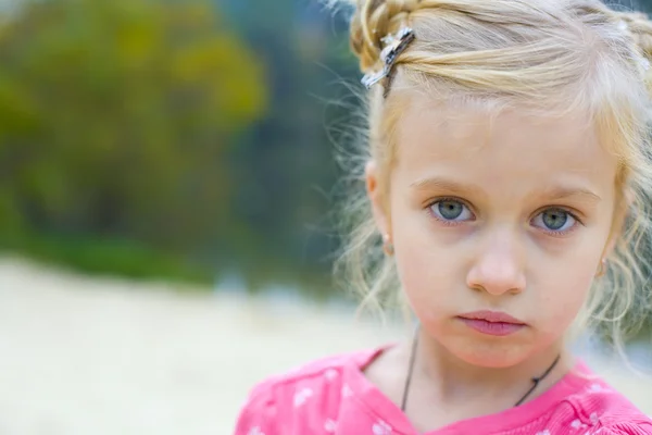 Retrato de la triste niña de cinco años — Foto de Stock