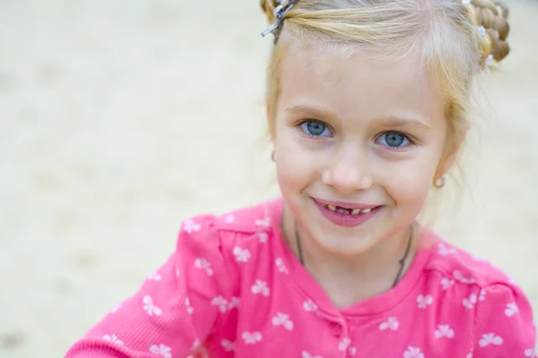 Retrato de la hermosa niña de cinco años emocional —  Fotos de Stock