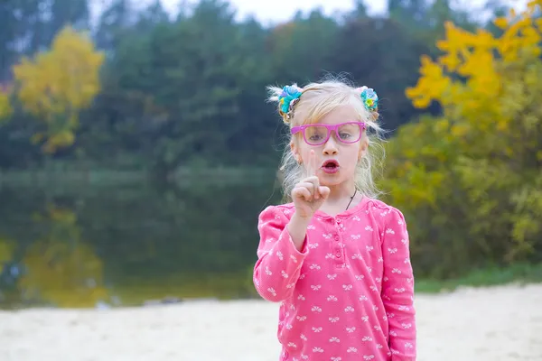 Забавный портрет эмоциональной девушки в розовых очках — стоковое фото