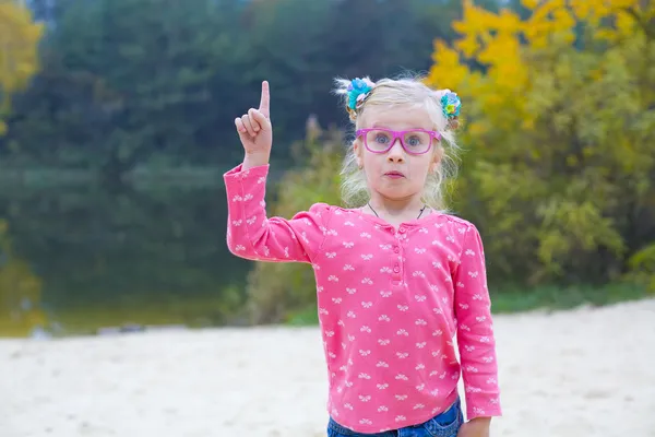 Grappige portret van emotionele meisje in roze bril — Stockfoto