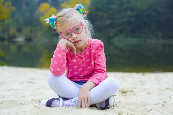 Lustiges Porträt eines emotionalen Mädchens mit pinkfarbener Brille — Stockfoto