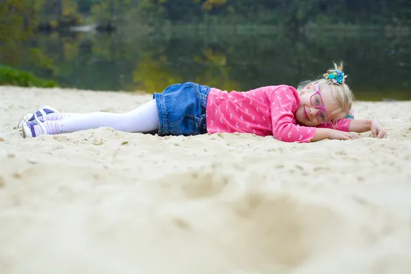 Divertente ritratto di ragazza emotiva in occhiali rosa — Foto Stock