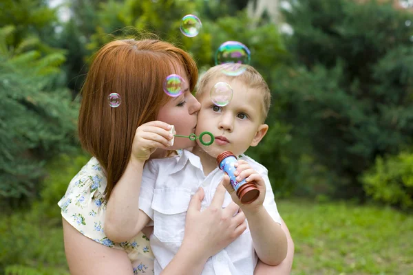 Porträt der Mutter und ihres vierjährigen Sohnes im Freien — Stockfoto