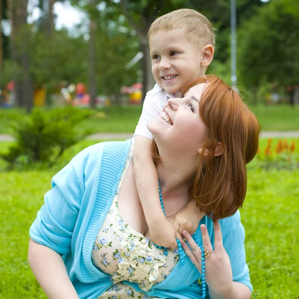 Lachen moeder en haar vier-jaar-oude zoon — Stockfoto