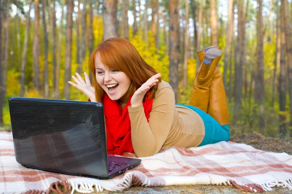 Schöne junge Mädchen mit dem Laptop — Stockfoto