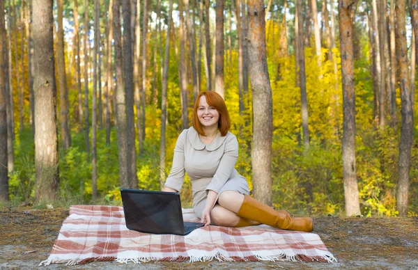 Mooi meisje met de laptop — Stockfoto