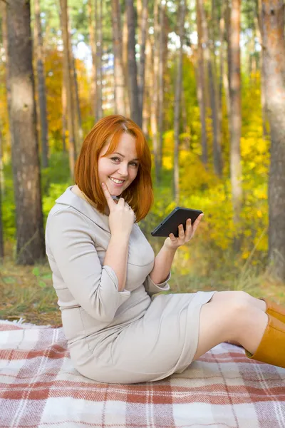 Ritratto di bella ragazza con lo smartphone — Foto Stock