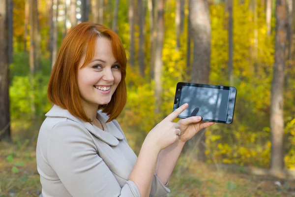 Porträtt av vacker flicka med smartphone — Stockfoto