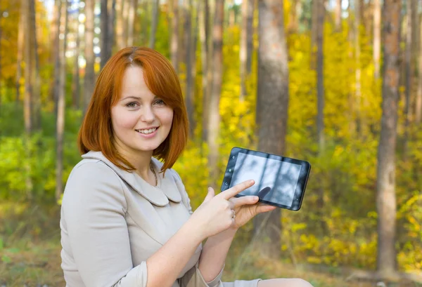 Porträtt av vacker flicka med smartphone — Stockfoto