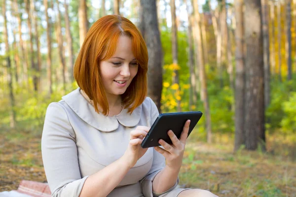 Porträtt av vacker flicka med smartphone — Stockfoto