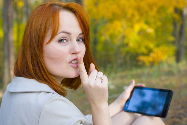 Portret van mooi meisje met de smartphone — Stockfoto