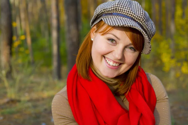 Bella ragazza sorridente in cappello — Foto Stock