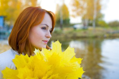 profil güzel genç kadın ile akçaağaç yaprakları