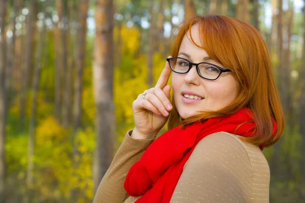 Ritratto di bella ragazza dai capelli rossi in occhiali — Foto Stock