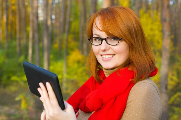 Portret piękna rudowłosa dziewczyna w okularach — Zdjęcie stockowe
