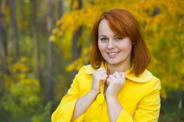 Portrait of a beautiful woman shot in the autumn forest — Stock Photo, Image