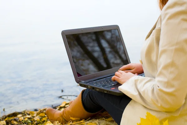 Las manos femeninas en el teclado del ordenador portátil — Foto de Stock