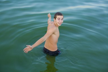 genç adam nehirde Yüzme