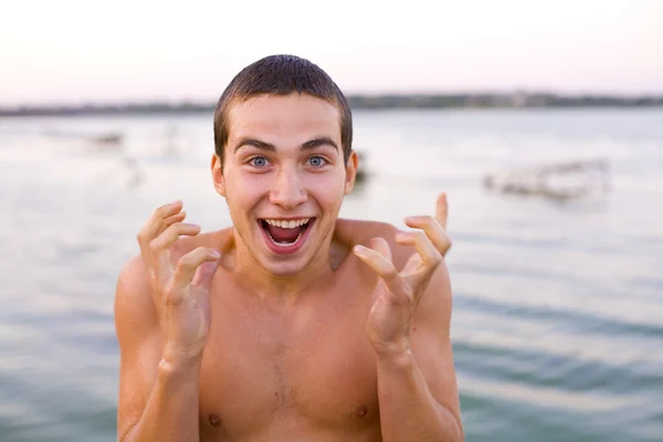 Retrato de um jovem emocional perto da água — Zdjęcie stockowe
