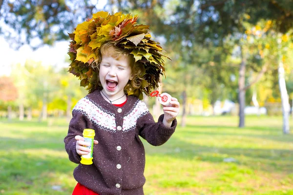 Porträt eines kleinen amüsanten Mädchens im Freien — Stockfoto