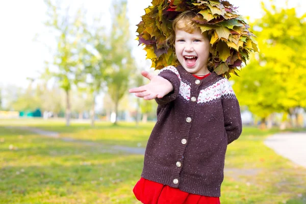 Grappig meisje in een krans van de herfst bladeren — Stockfoto