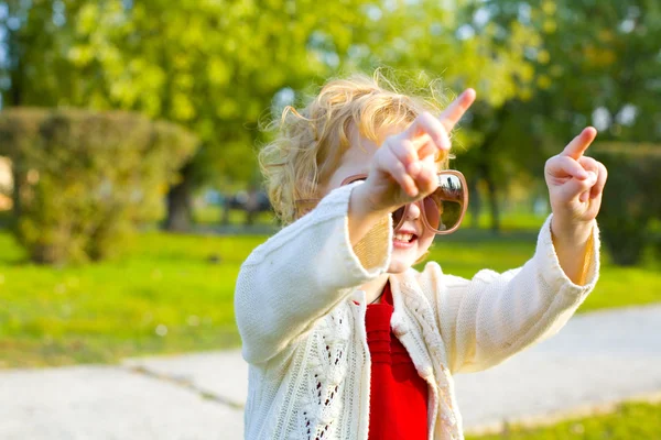 Portret van een klein meisje in grote zonnebril buiten spelen — Stockfoto