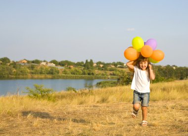 Balonlar ile çalışan dört yıllık kız