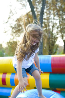 duygusal bebek bir trambolin üzerinde çalış