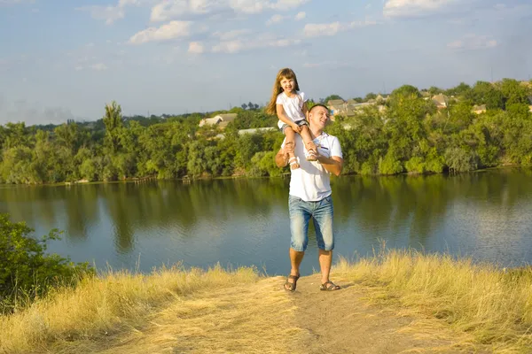 Papà è una quattro figlia sulla spalla — Foto Stock