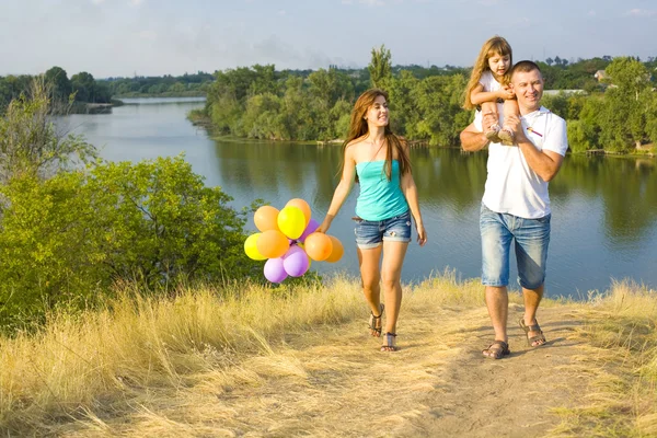 Mutlu aile açık genç — Stok fotoğraf