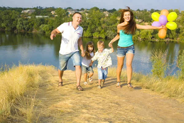 Giovane famiglia felice all'aperto — Foto Stock