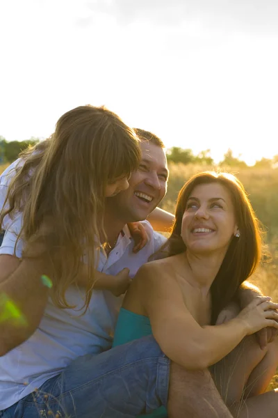 Hermosa familia joven de tres — Foto de Stock