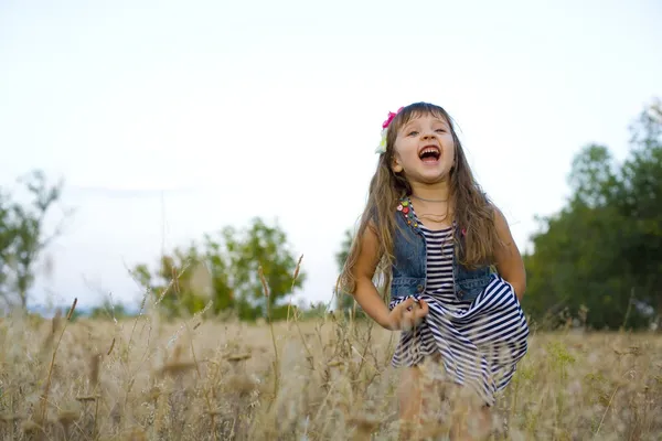 Porträt des emotionalen vierjährigen Mädchens — Stockfoto