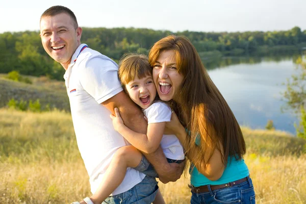 Fröhliche Familie — Stockfoto