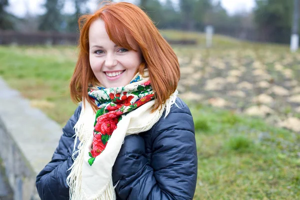 Ragazza in una sciarpa ucraina luminosa — Foto Stock