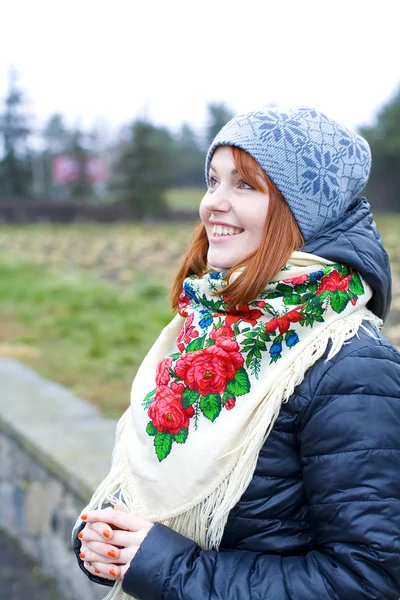 Dívka v zářivě ukrajinské šátek — Stock fotografie