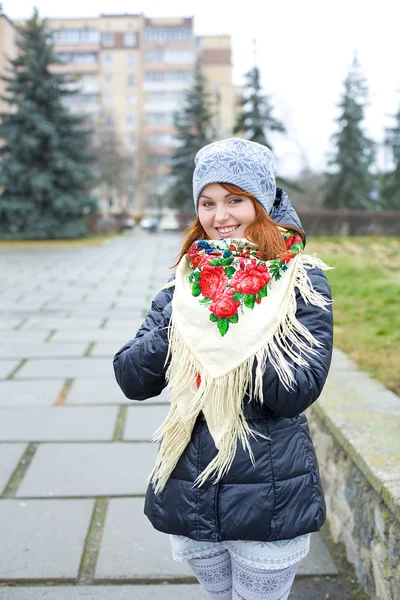 Ragazza in una sciarpa ucraina luminosa — Foto Stock