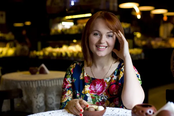 Girl in a coffee house — Stock Photo, Image