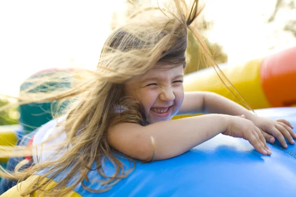 Emotionales Baby spielt auf einem Trampolin lizenzfreie Stockbilder