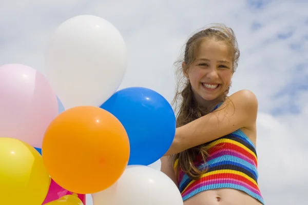 Ung flicka med ballonger — Stockfoto