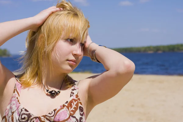 Ritratto della ragazza su una spiaggia — Foto Stock