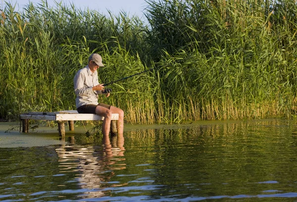 Pescador en cañas — Foto de Stock
