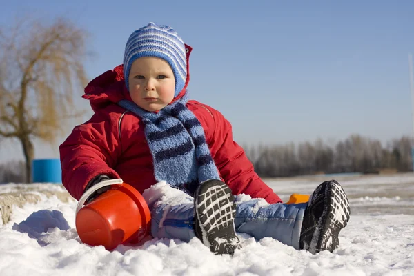 Malý chlapec hraje sníh — Stock fotografie