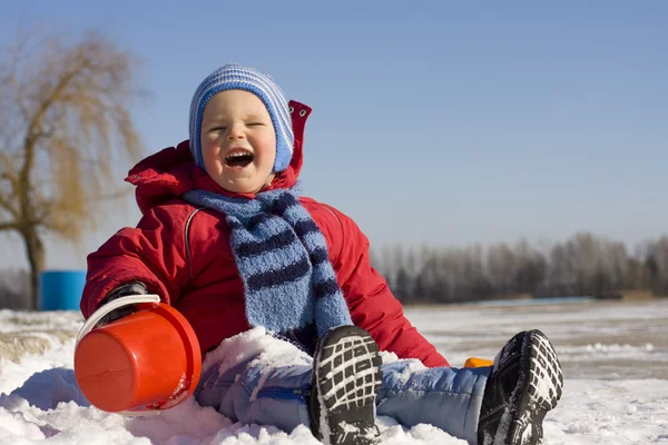 在冬天在雪地上笑小的孩子 — 图库照片
