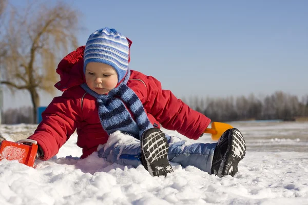 Der kleine Junge spielt Schnee — Stockfoto